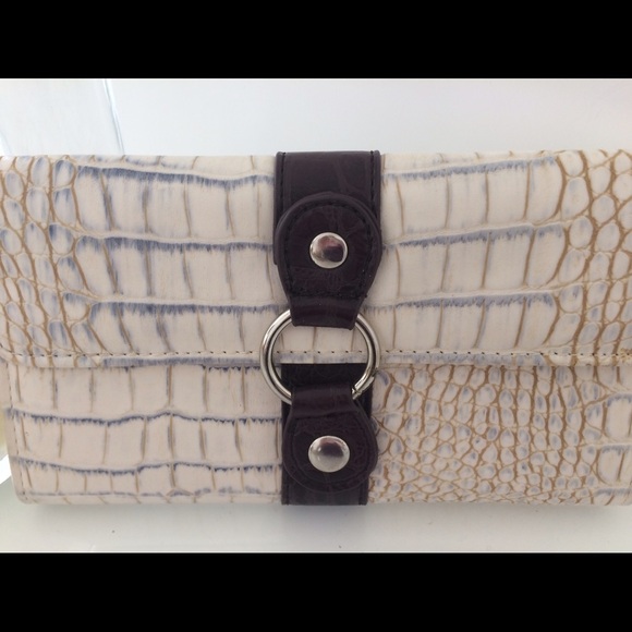 Lightly used beautiful animal print clutch/wallet! - Picture 2 of 4